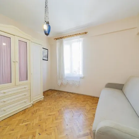 Flat W Balcony Fireplace 5 Min To In *