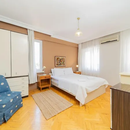 Flat W Balcony Fireplace 5 Min To In Appartement