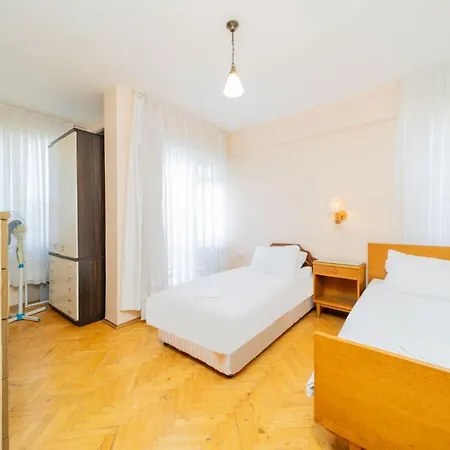 Flat W Balcony Fireplace 5 Min To In *